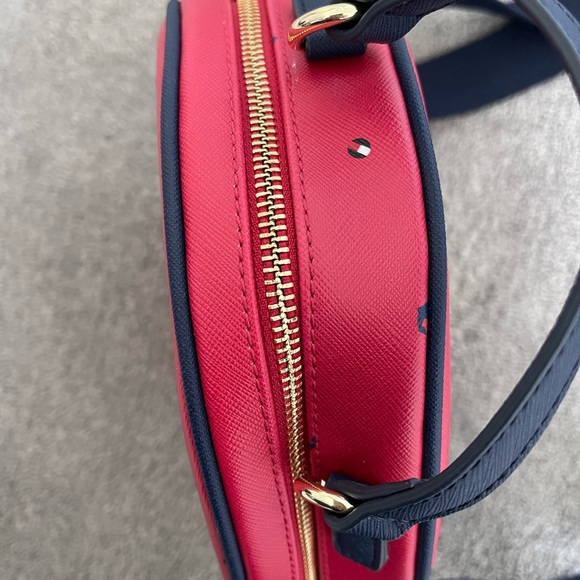 ❌❌SOLD❌❌ Tommy crossbody round bag - Picture 6 of 6